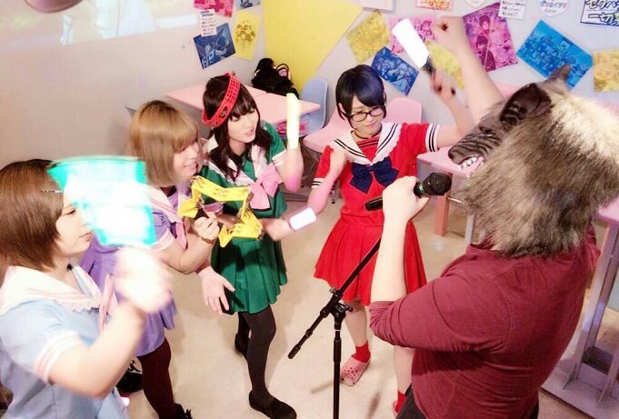 女の子の盛り上げでアニソンを熱唱
